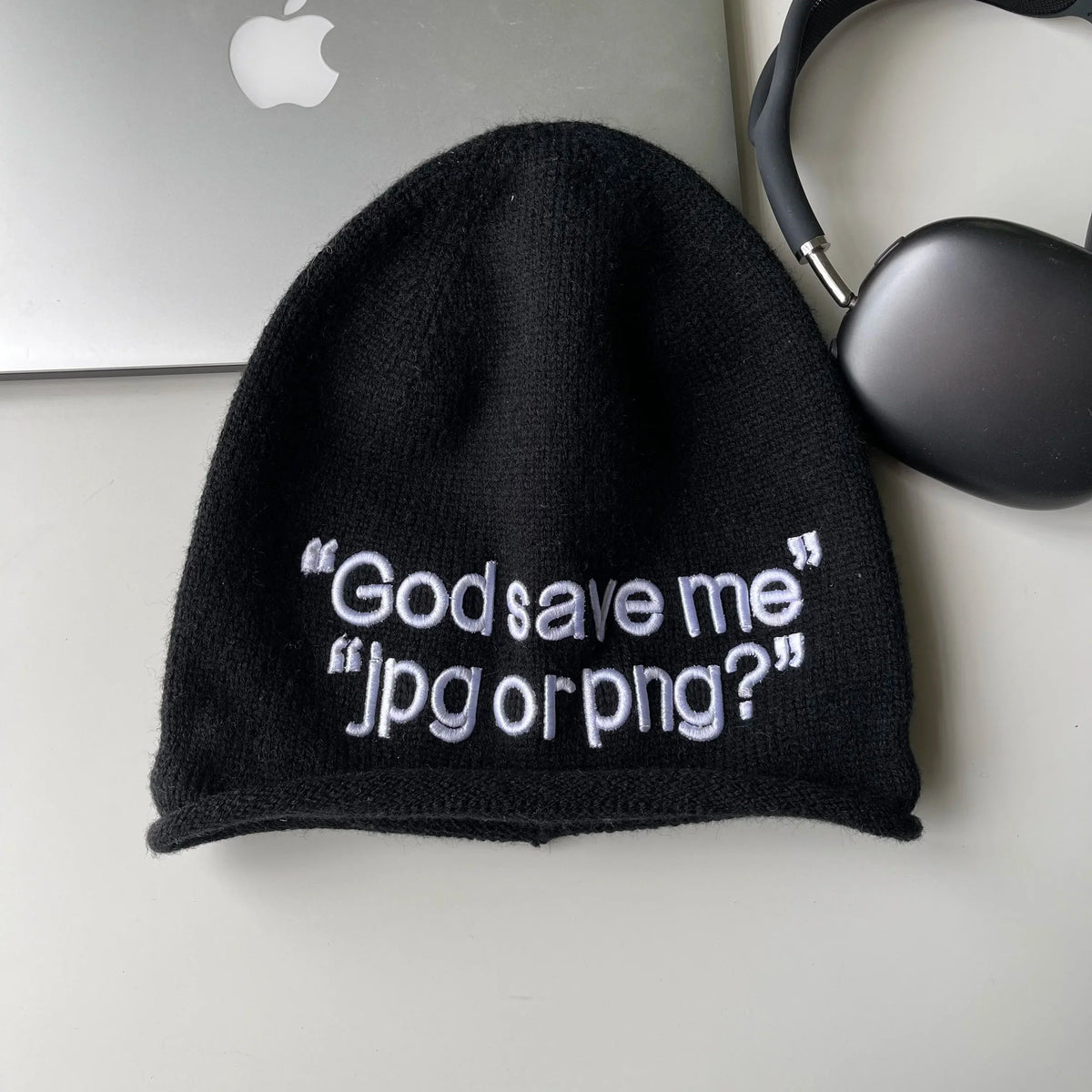 "God Save Me" Embroidered Text Graphic Beanie — vista frontale