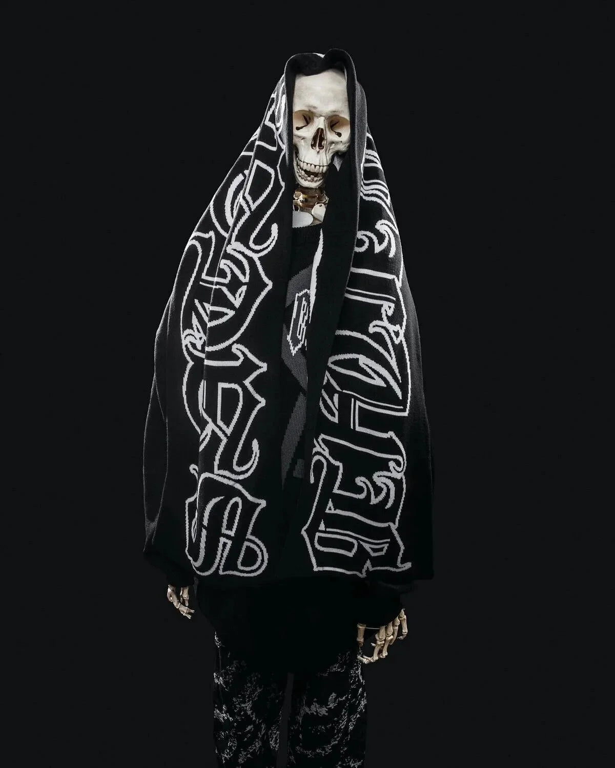 Gothic 'Satan Club' Graphic Scarf — dettaglio