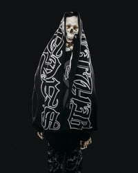Gothic 'Satan Club' Graphic Scarf — dettaglio
