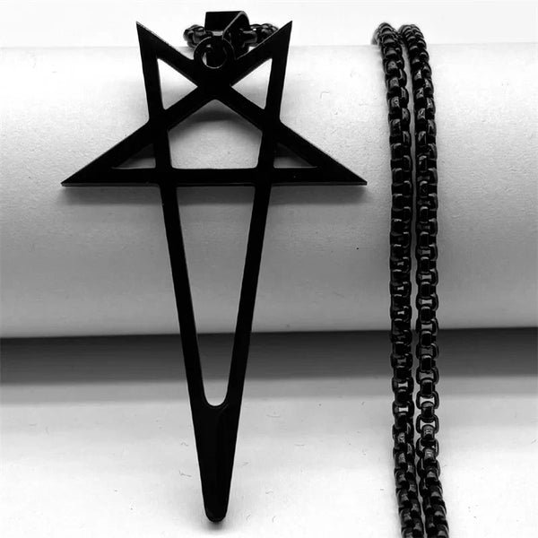 Gothic Star Pendant Necklace — vista frontale