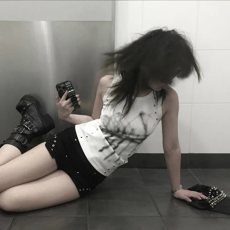 Grunge Aesthetic Graphic Tank Top — in alternativa