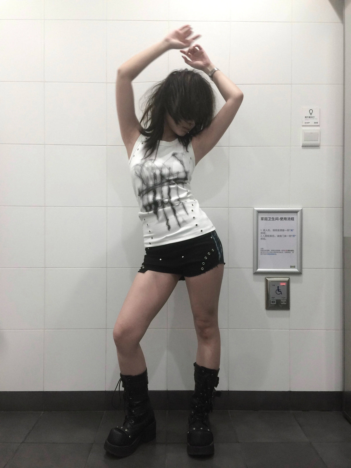 Grunge Aesthetic Graphic Tank Top — vista posteriore