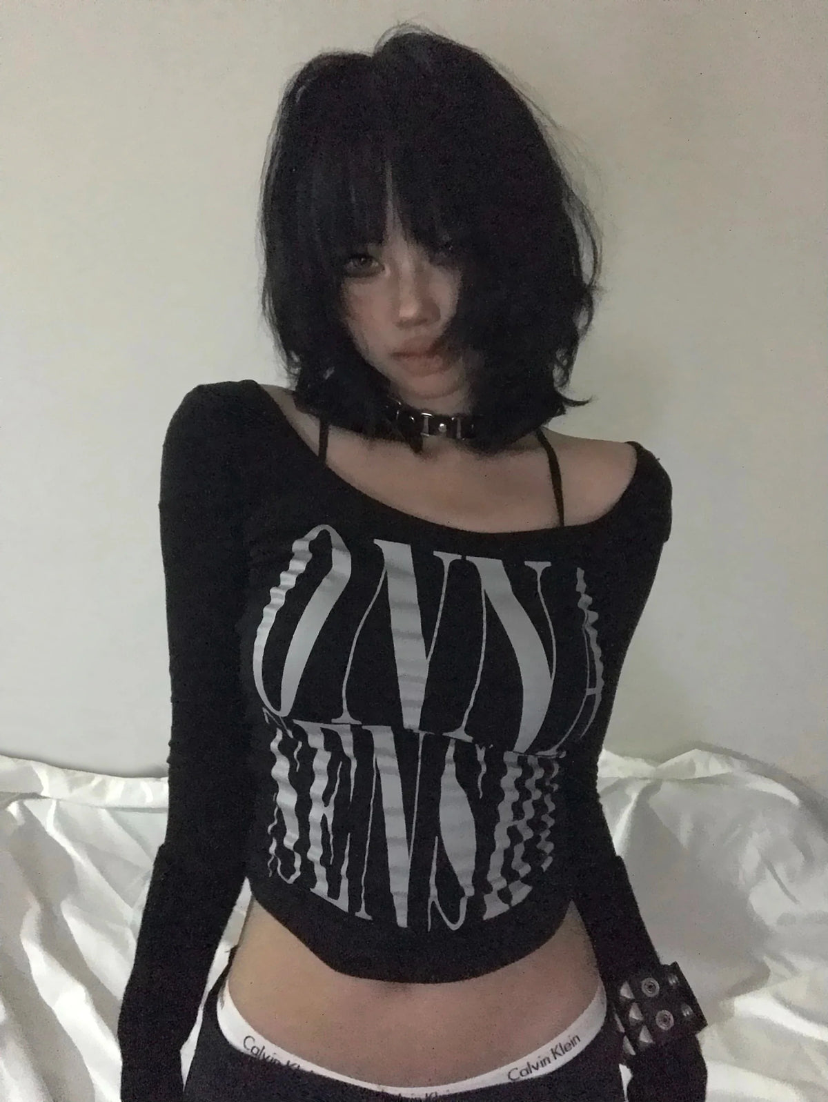 Grunge Letter Print Trashy Crop Off Shoulder Long Sleeve Top — vista posteriore