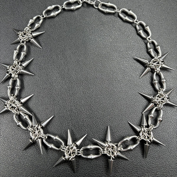 Grunge Mace Rivet Chain Necklace — vista frontale