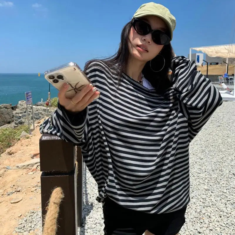 Grunge Off Shoulder Striped Long Sleeve Top — vista posteriore