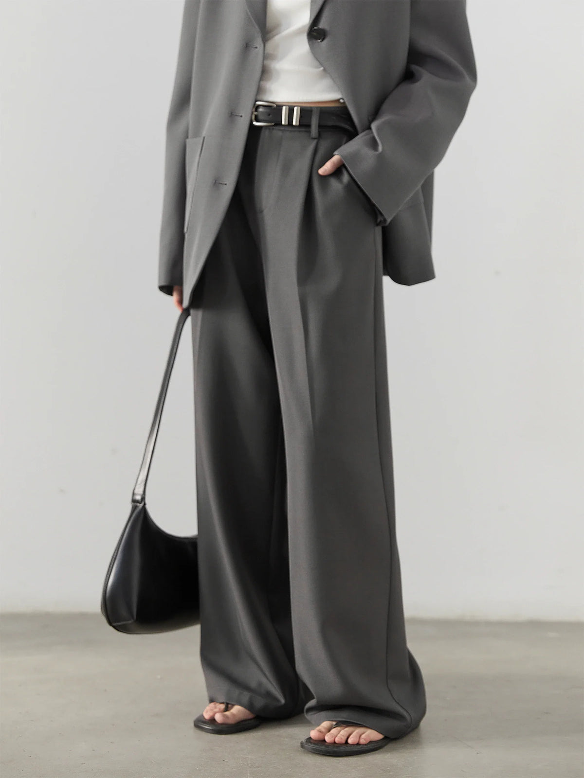 High Waist Pleated Boyfriend Fit Trousers — dettaglio della stampa