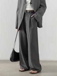High Waist Pleated Boyfriend Fit Trousers — dettaglio della stampa