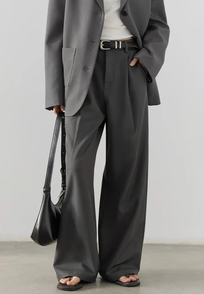 High Waist Pleated Boyfriend Fit Trousers — vista posteriore