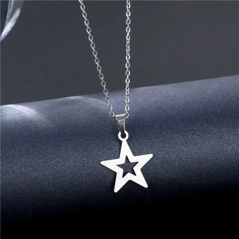 Hollow Star Pentagram Pendant Necklace — vista frontale