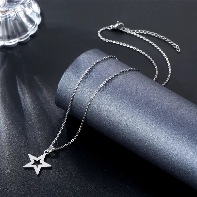 Hollow Star Pentagram Pendant Necklace — vista posteriore