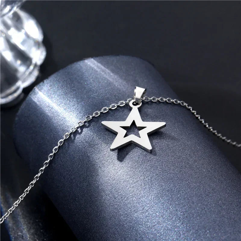 Hollow Star Pentagram Pendant Necklace — dettaglio