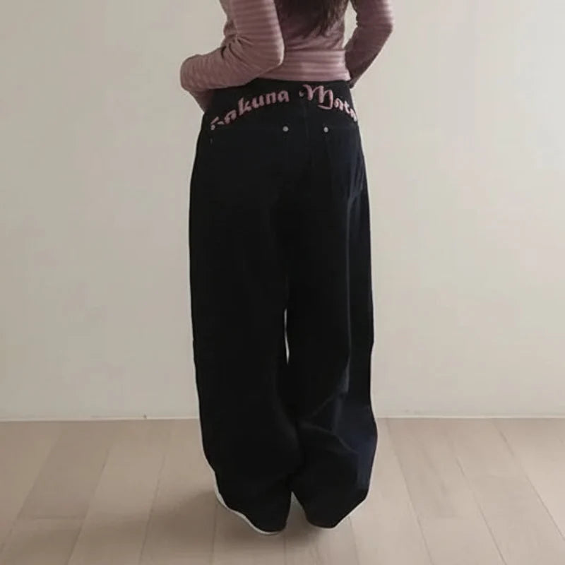 "Hukuna Matata" Vintage Embroidered Letter Black Baggy Jeans — vista posteriore