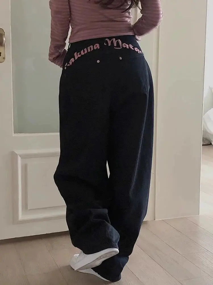 "Hukuna Matata" Vintage Embroidered Letter Black Baggy Jeans — dettaglio della stampa