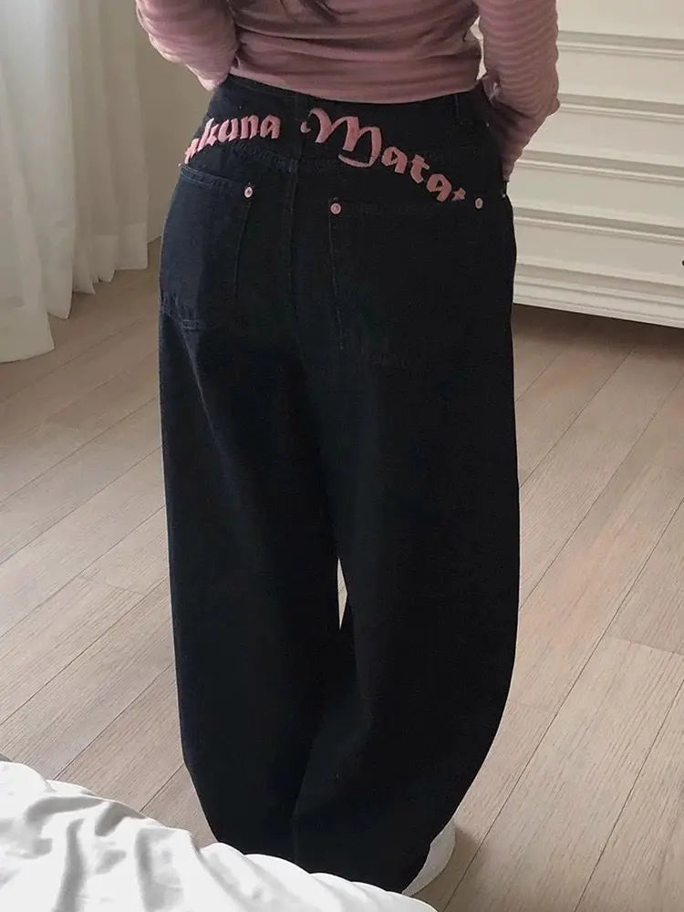 "Hukuna Matata" Vintage Embroidered Letter Black Baggy Jeans — in alternativa