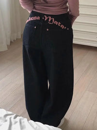 "Hukuna Matata" Vintage Embroidered Letter Black Baggy Jeans — in alternativa