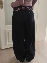 "Hukuna Matata" Vintage Embroidered Letter Black Baggy Jeans — vista laterale