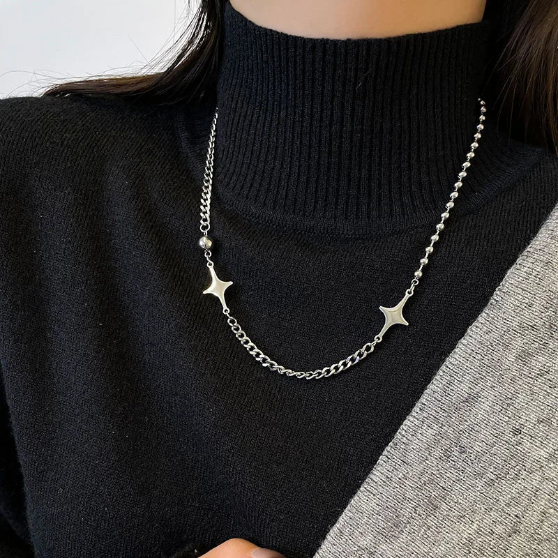 Interlocked Star Necklace — vista posteriore