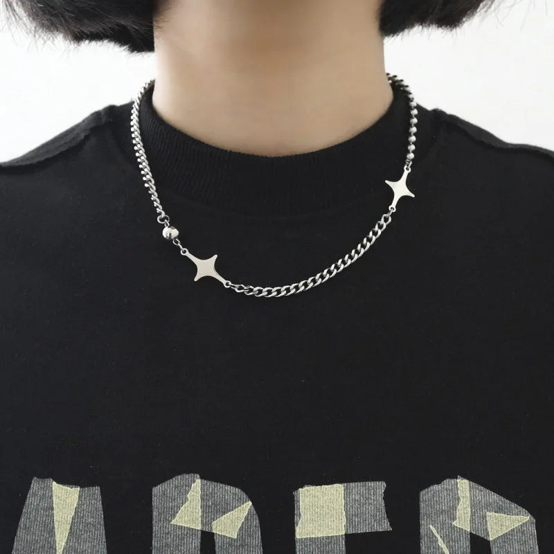 Interlocked Star Necklace — vista frontale