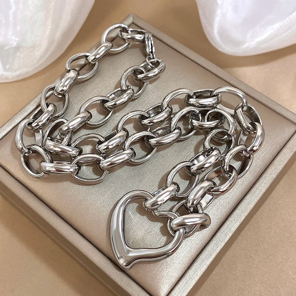 Irregular Hollow Heart Pendant Thick Necklace — dettaglio del tessuto