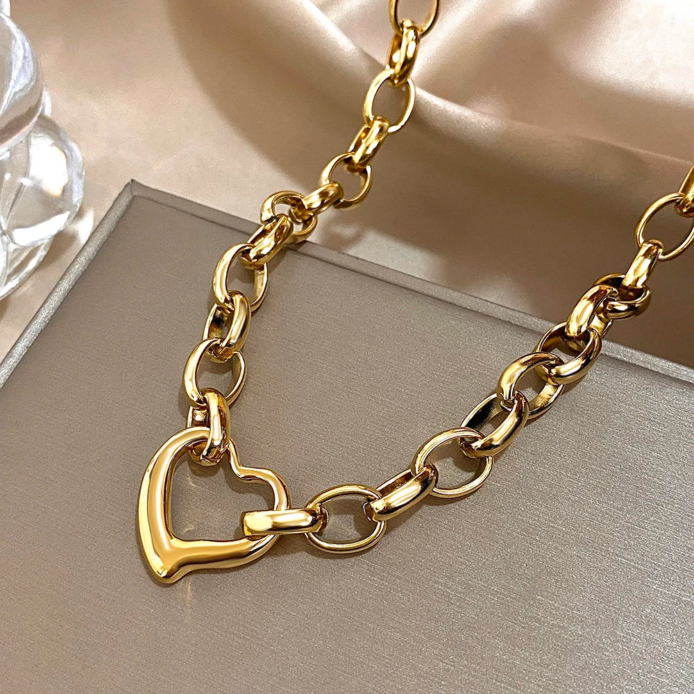 Irregular Hollow Heart Pendant Thick Necklace — vista frontale