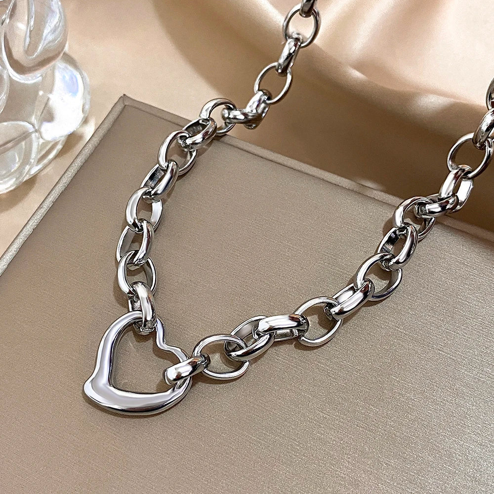 Irregular Hollow Heart Pendant Thick Necklace — vista posteriore