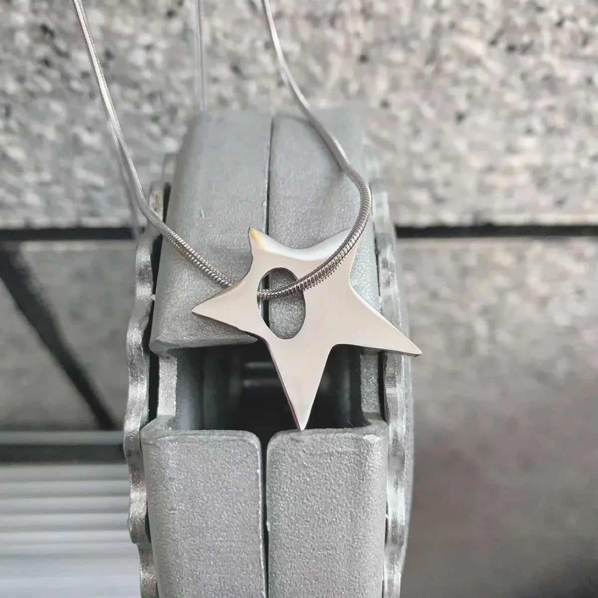 Irregular Star Aesthetic Pendant Necklace — dettaglio della stampa