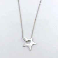 Irregular Star Aesthetic Pendant Necklace — vista laterale