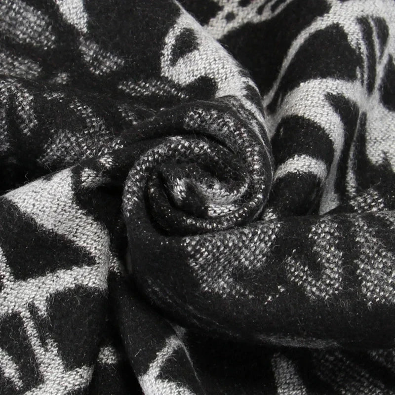 Jacquard Flannel Graphic Shrawl Scarf — vista laterale