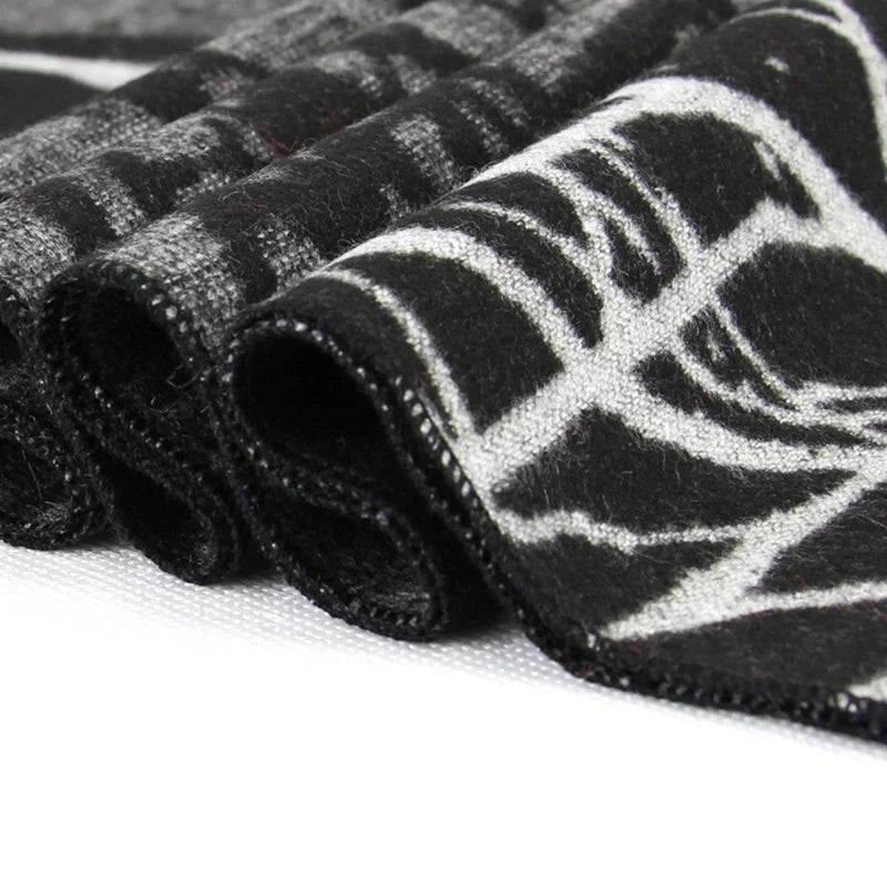 Jacquard Flannel Graphic Shrawl Scarf — dettaglio del tessuto