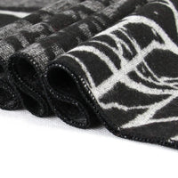 Jacquard Flannel Graphic Shrawl Scarf — dettaglio del tessuto