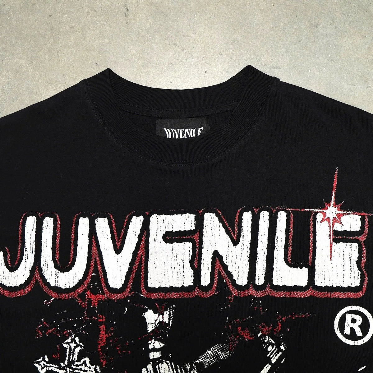 Juvenile Graphic T Shirt — dettaglio della stampa