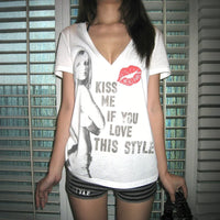 "Kiss Me" Graphic Off Shoulder Top — in alternativa