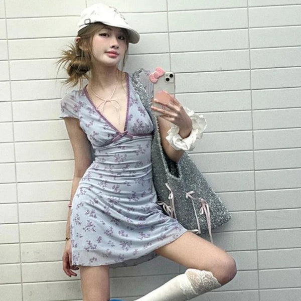 Lavender V Neck Floral Mini Dress — vista frontale