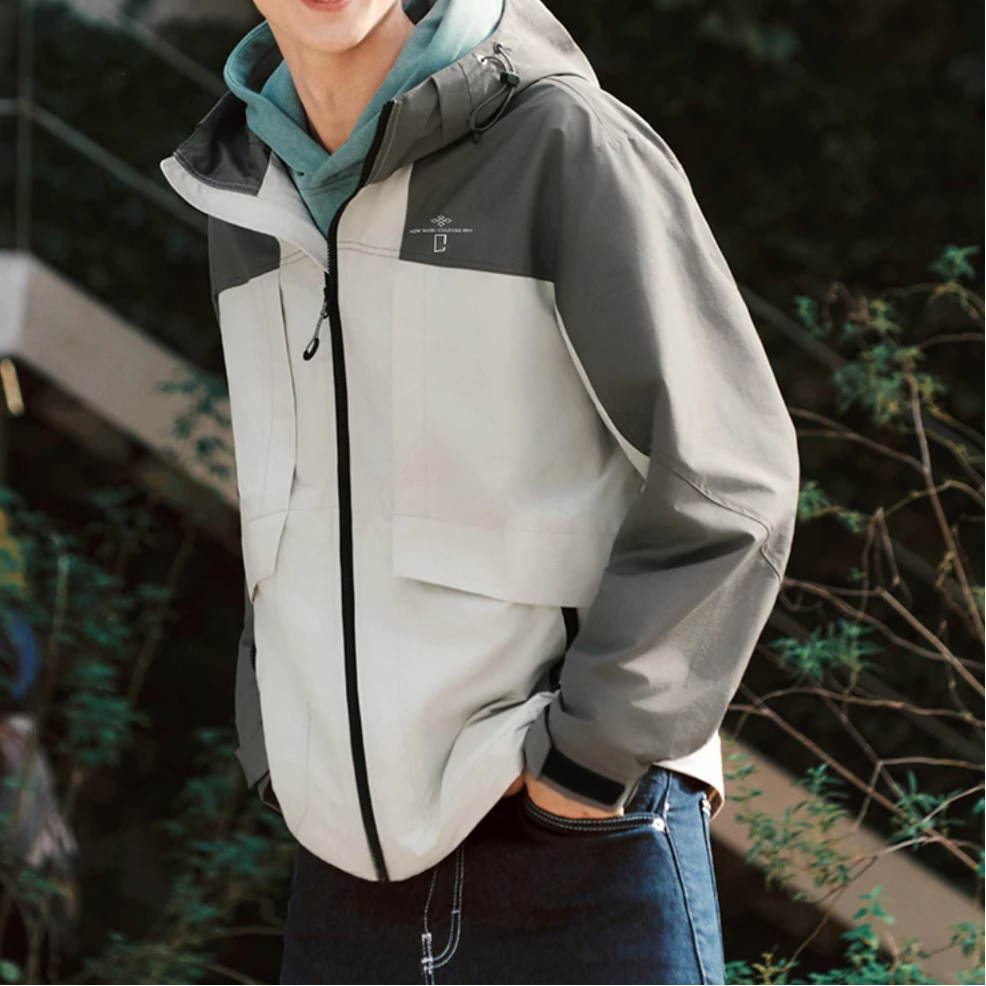 Layered Windbreaker Jacket — dettaglio della stampa