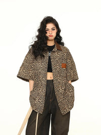 Leopard Print Short Sleeved Baggy Button Up Shirt — vista frontale