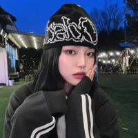 Letter Jacquard Graphic Beanie — dettaglio della stampa