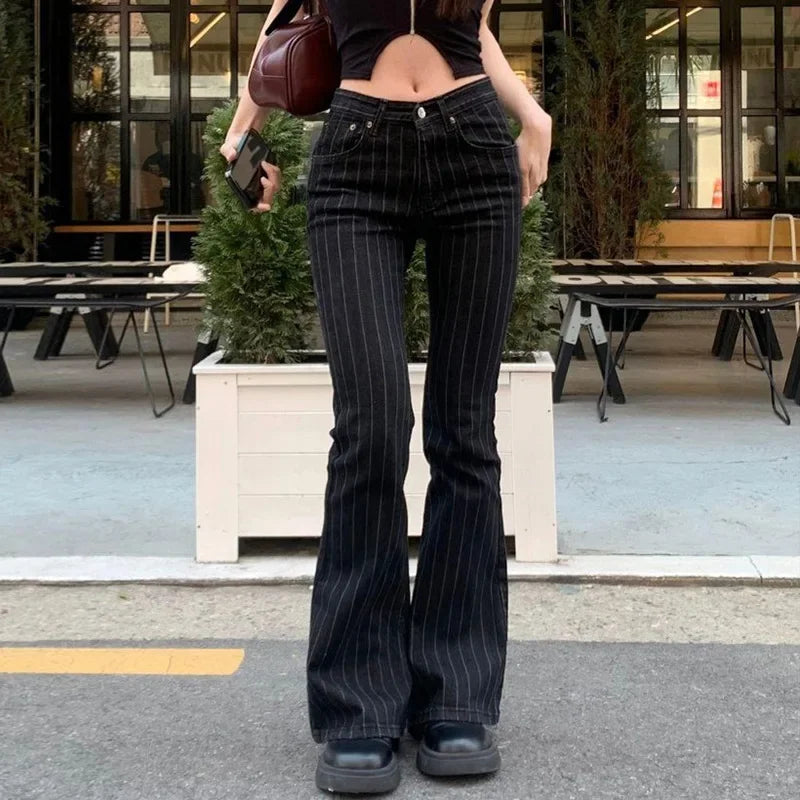 Low Rise Pinstripe Black Flared Denim Jeans — vista frontale
