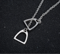 Lucky Horseshoe Overlap Pendant Necklace — vista laterale