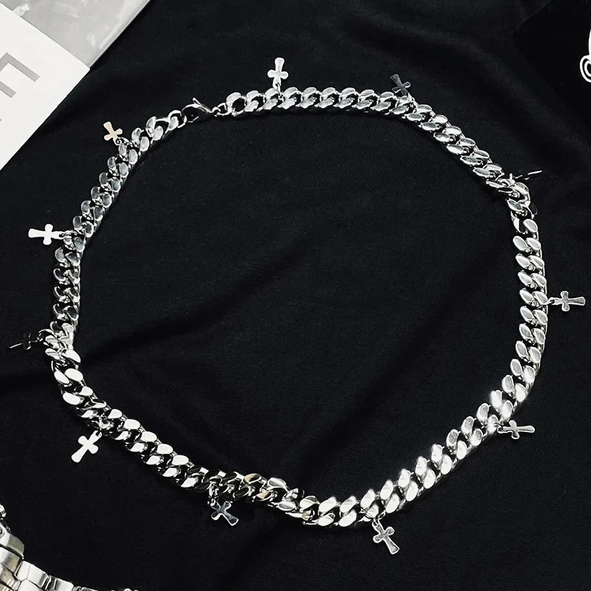 Mini Cross Pendant Cuban Chain Necklace — vista laterale