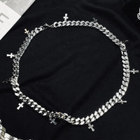 Mini Cross Pendant Cuban Chain Necklace — vista laterale