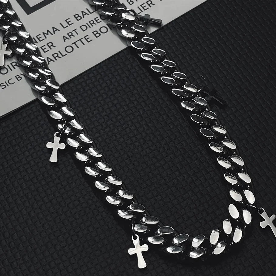 Mini Cross Pendant Cuban Chain Necklace — dettaglio del tessuto