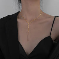 Minimalist Pendant Choker Necklace — vista laterale