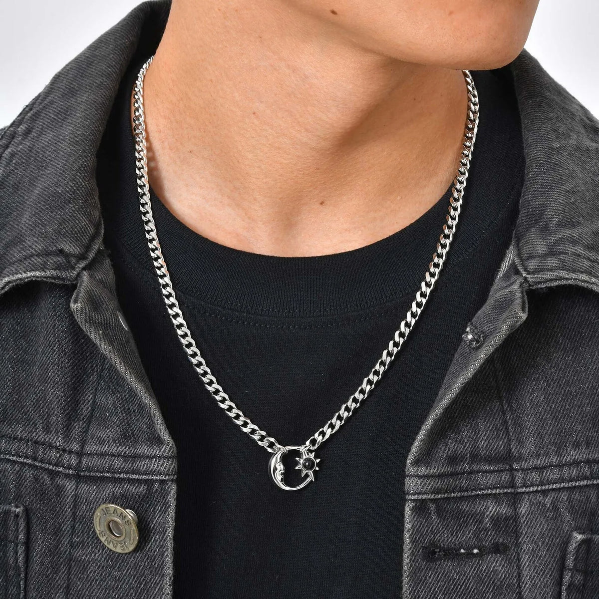 Moon And Star Hollow Necklace — dettaglio