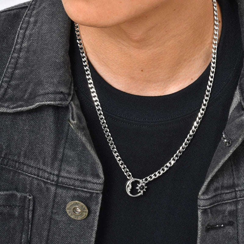 Moon And Star Hollow Necklace — vista frontale