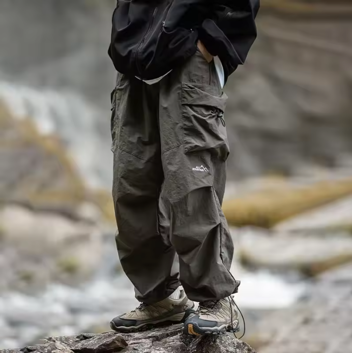 Multi Pocket Parachute Cargo Trousers — vista laterale