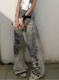Music and Melodies Washed Grey Graphic Baggy Jeans — dettaglio della stampa