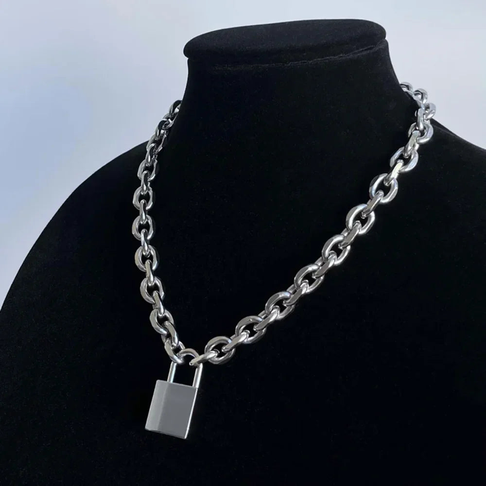 Oversized Padlock Pendant Necklace — dettaglio della stampa