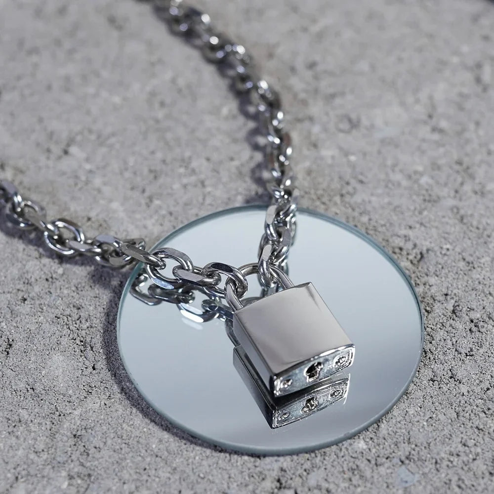 Oversized Padlock Pendant Necklace — in alternativa