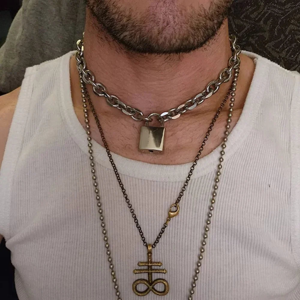 Oversized Padlock Pendant Necklace — dettaglio