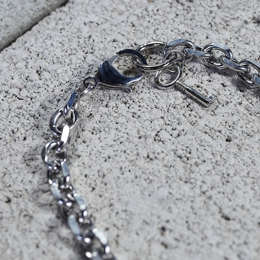 Oversized Padlock Pendant Necklace — vista laterale